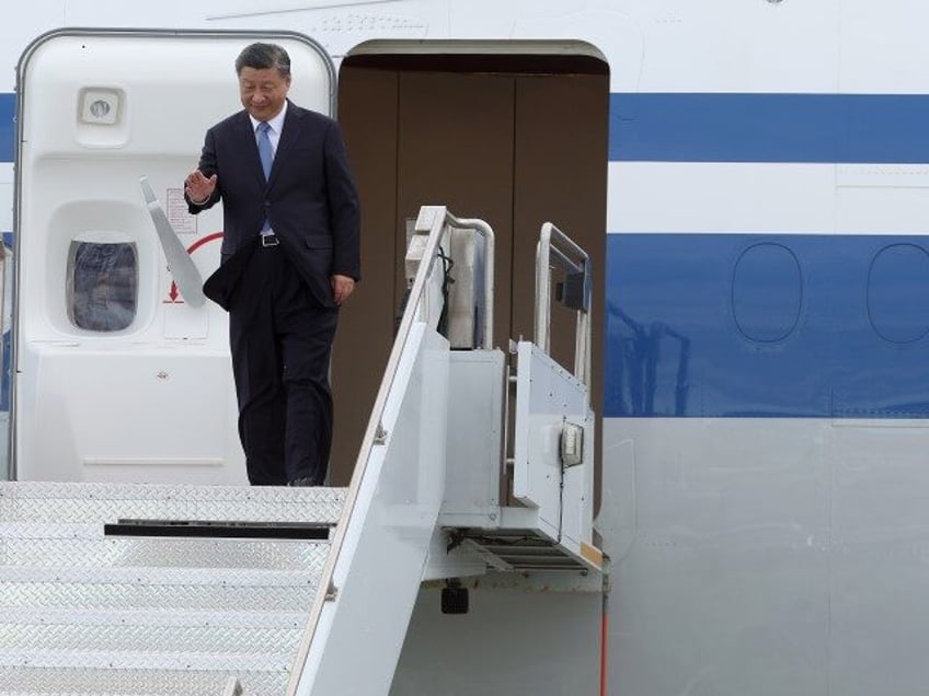 janet yellen applauds as xi jinping descends airstairs at san francisco airport