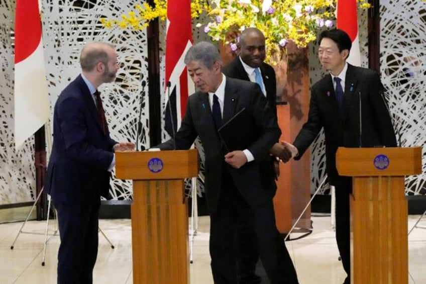 (From left)British Trade Secretary Jonathan Reynolds, Japanese Foreign Minister Takeshi Iw