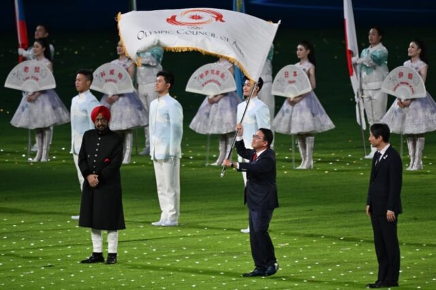 Governor of Aichi prefecture, Hideaki Omura (C), at the closing ceremony of the Hangzhou A