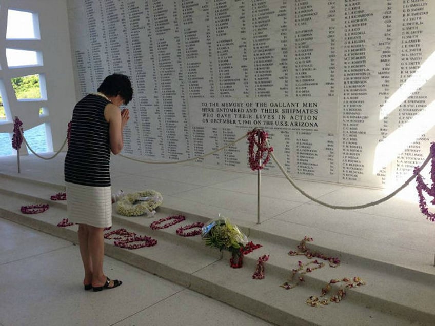 japanese first lady prays lays flowers at pearl harbor