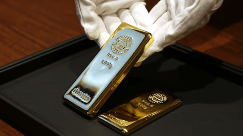 japanese panic buy gold as yen implodes and inflation soars