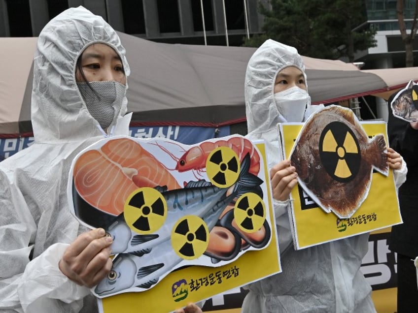 japanese pm kishida fumio chows down on fukushima seafood to prove water is safe