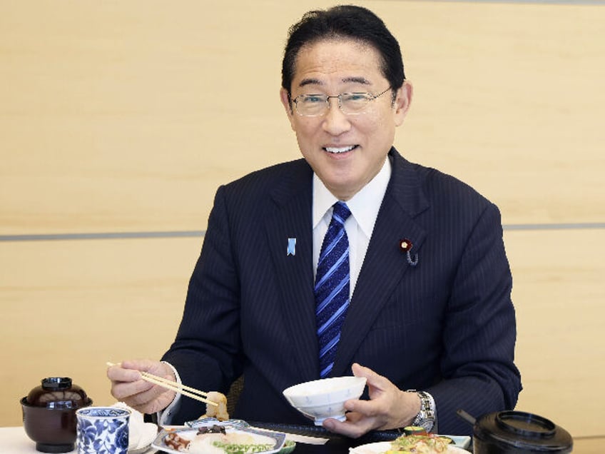 japanese pm kishida fumio chows down on fukushima seafood to prove water is safe