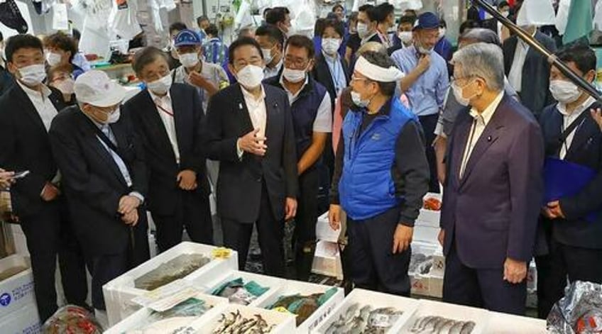 japans prime minister eats radioactive fish from fukushima waters