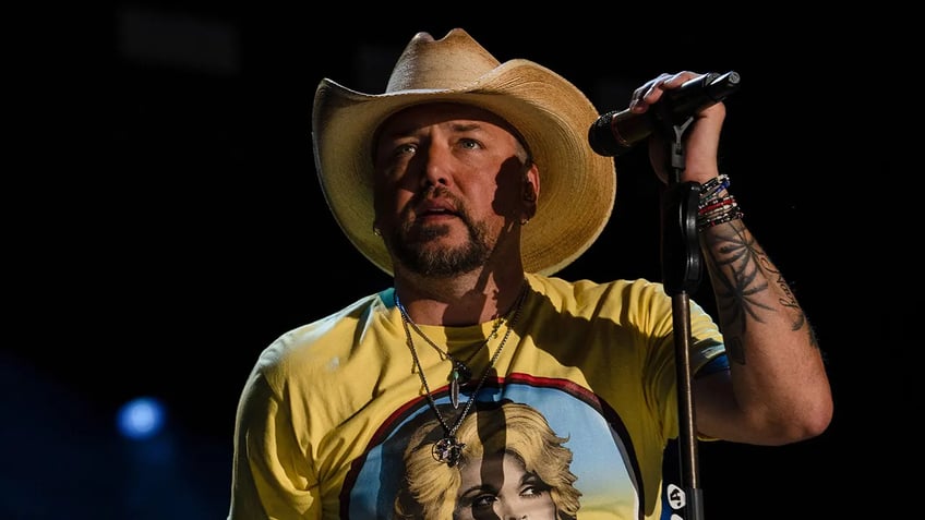 jason aldean connects small town message to bostons resilience after marathon bombings