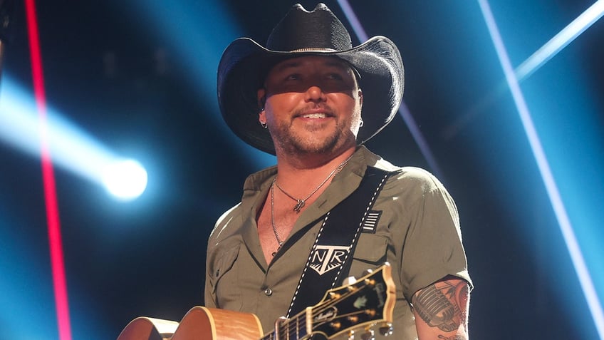 jason aldean praises american values at concert after long week of backlash to video i love my country