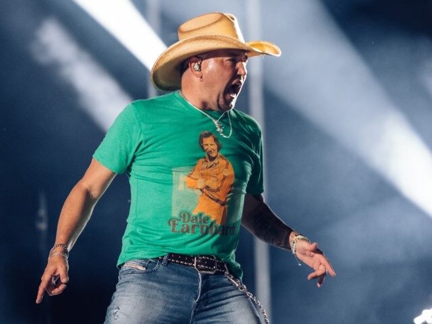 jason aldean runs off stage suffered heat stroke mid concert