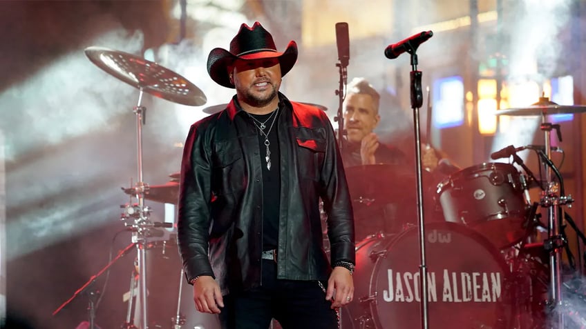 jason aldean thanks fans for support after small town backlash the people have spoken