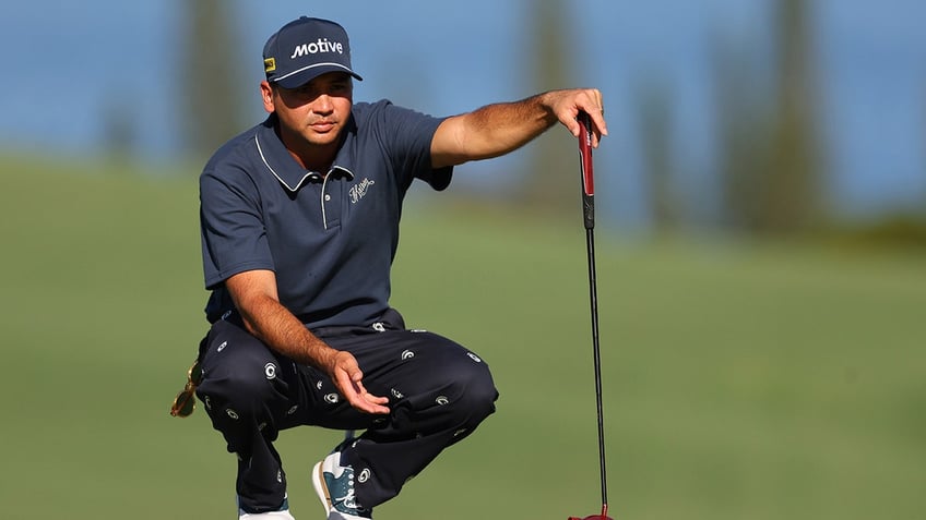 Jason Day reads putt