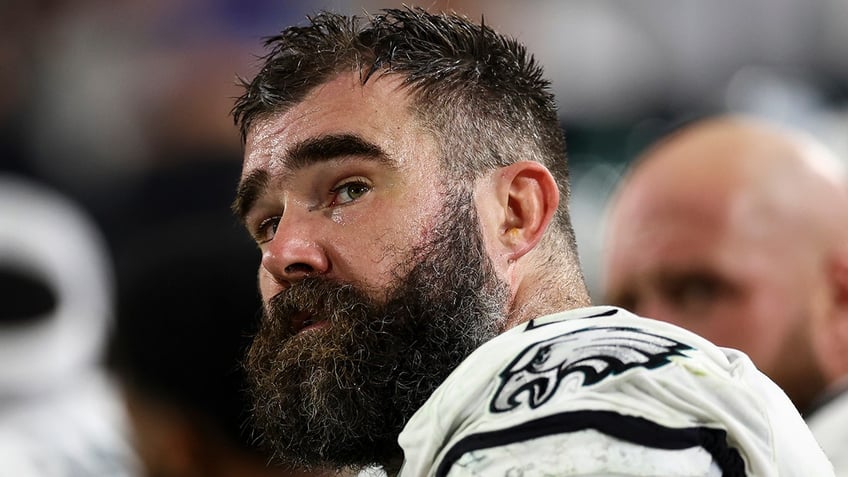 Jason Kelce vs Bucs