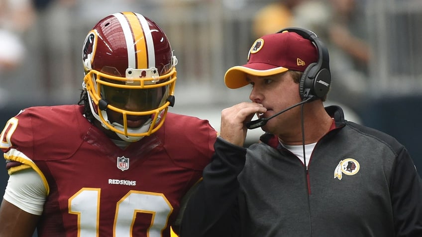 Jay Gruden speaks with Robert Griffin III