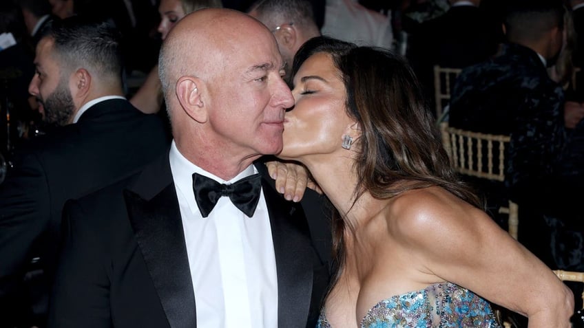 Lauren Sanchez kissing Jeff Bezos on the cheek