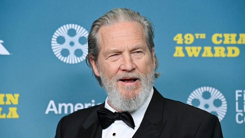 Jeff Bridges wears a tux on a red carpet