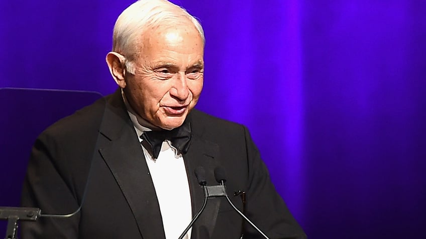 Les Wexner speaks onstage