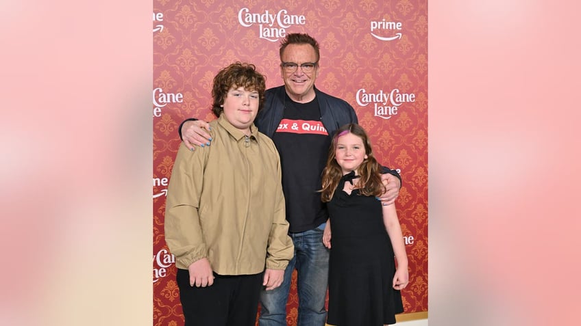 Tom Arnold with his kids at an event