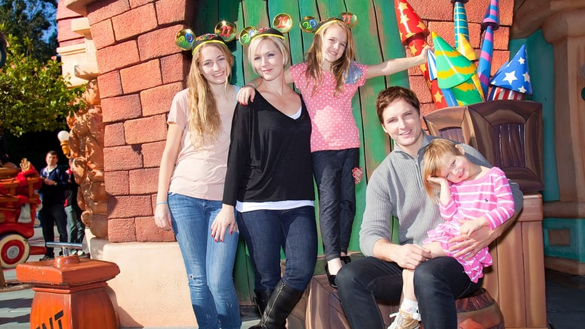 Garth and Facinelli with their kids