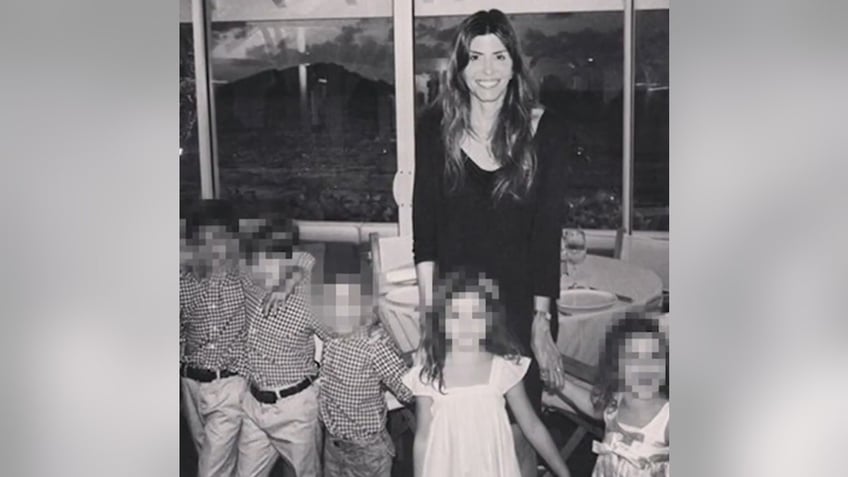 Jennifer Dulos poses with her five children