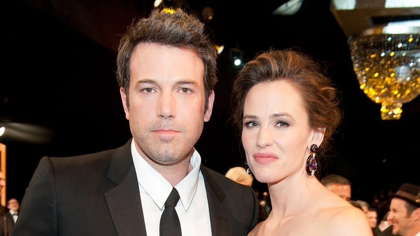 Ben Affleck wears suit and tie with Jennifer Garner.