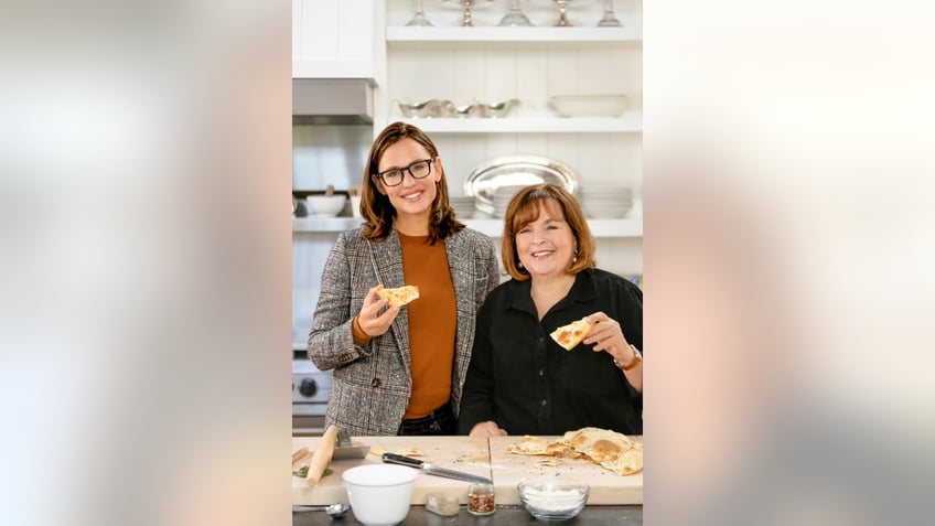 Jennifer Garner and Ina Garten posing in a kitchen together