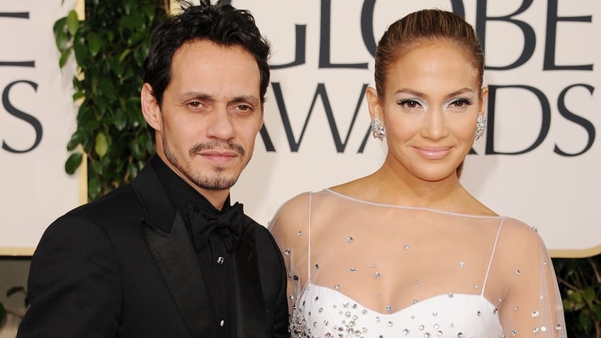 Marc Anthony and Jennifer Lopez walk Golden Globes red carpet.