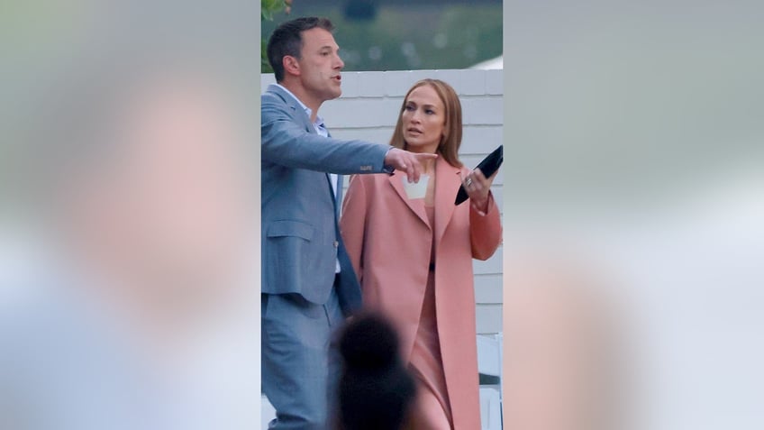 jennifer lopez walking with ben affleck 