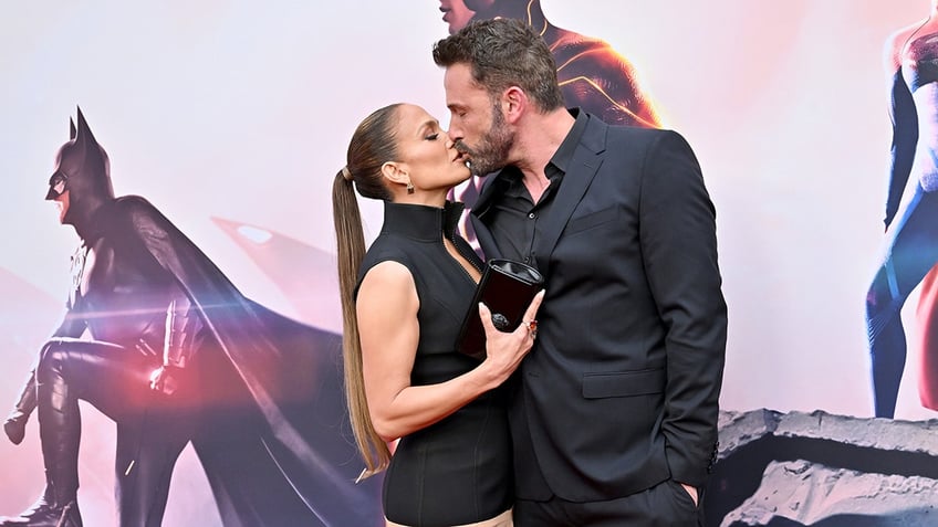 Jennifer Lopez and Ben Affleck kiss on red carpet