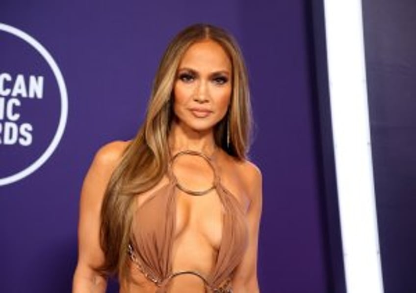 Jennifer Lopez sings in 'Kiss of the Spider Woman' teaser