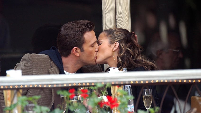 Ben Affleck and Jennifer Lopez kissing