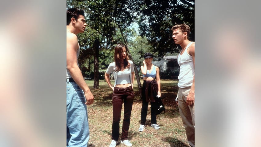 freddie prinze jr. jennifer love hewitt, ryan phillipe and sarah michelle gellar in scene from i know what you did last summer 