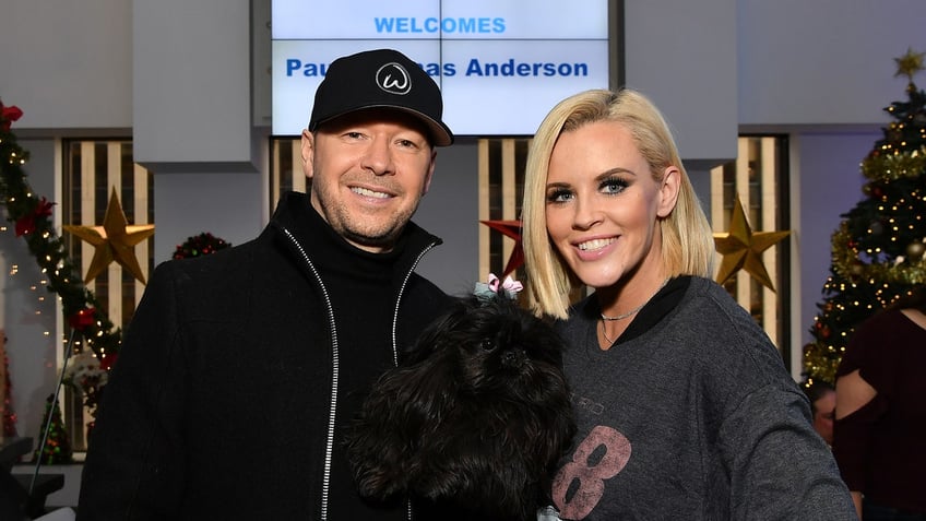 Donnie Wahlberg and Jenny McCarthy smiling