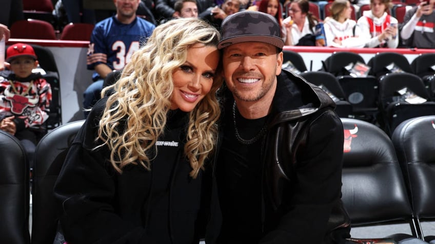 jenny mccarthys husband donnie wahlberg fainted over her stripped down photo shoot with carmen electra