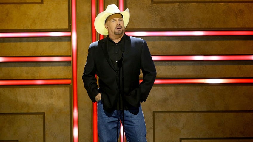 Garth Brooks speaking at CMT Artist Of The Year