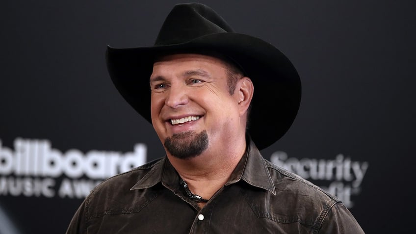 jeopardy fans rip contestants after failing garth brooks clue were all screaming