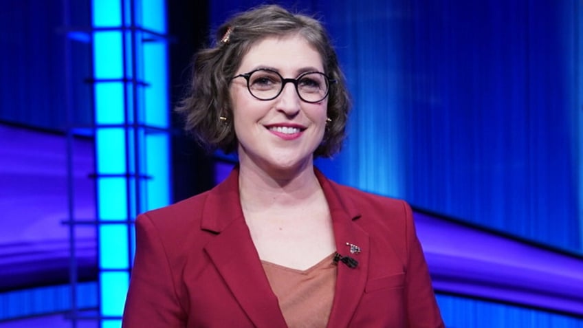 jeopardy host mayim bialik admits she wouldnt do well as a contestant