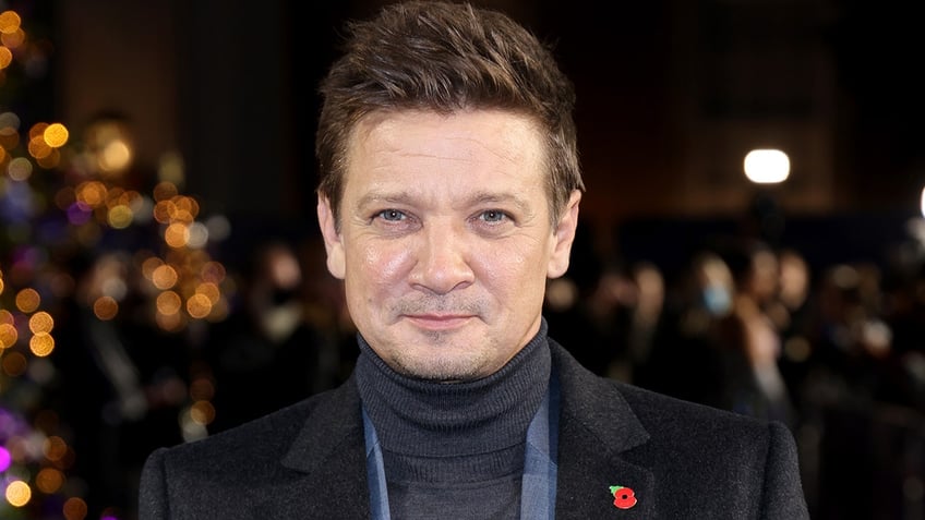 Jeremy Renner walks red carpet wearing suit and turtleneck