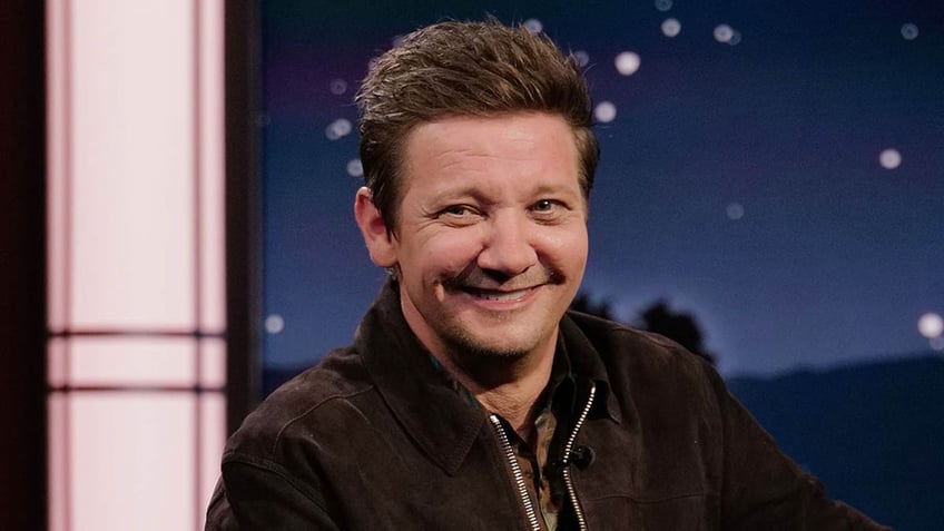 jeremy renner smiling