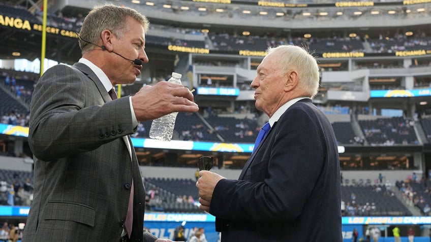 Jerry Jones and Troy Aikman chat