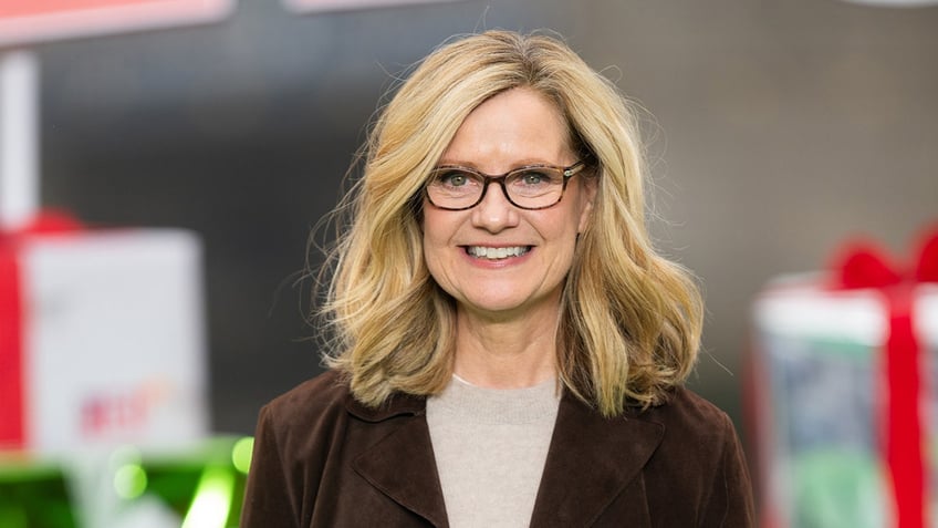 Close up of Bonnie Hunt smiling