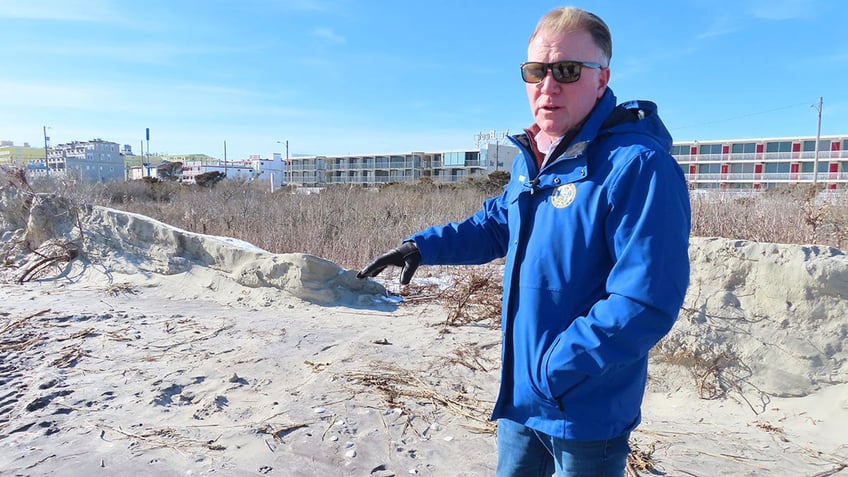 Patrick Rosenello points to beach