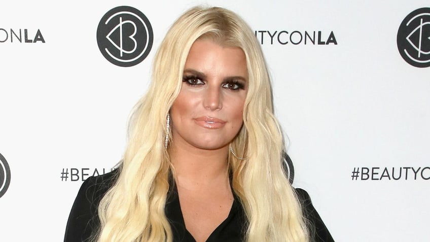 jessica simpson celebrates 6 years of sobriety unrecognizable version of myself