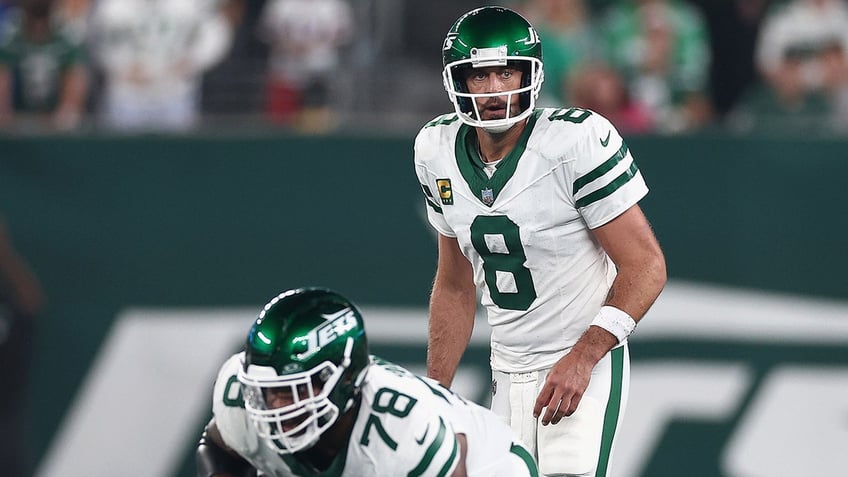 jets aaron rodgers carries american flag onto field in electric moment before injury