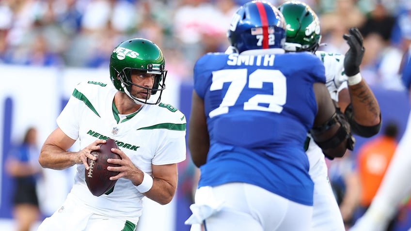 jets aaron rodgers hits giants linebacker with un come back with able trash talk