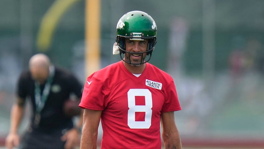 jets aaron rodgers makes appearance at breeders cup says he still hopes to play this season