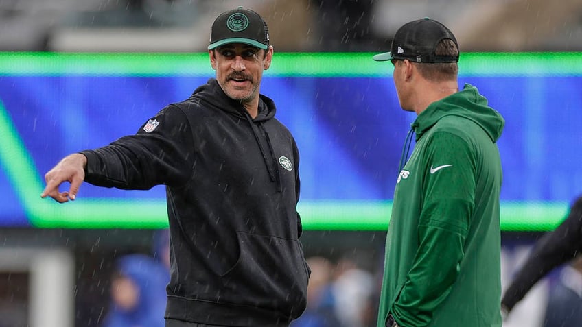 jets aaron rodgers makes appearance at breeders cup says he still hopes to play this season