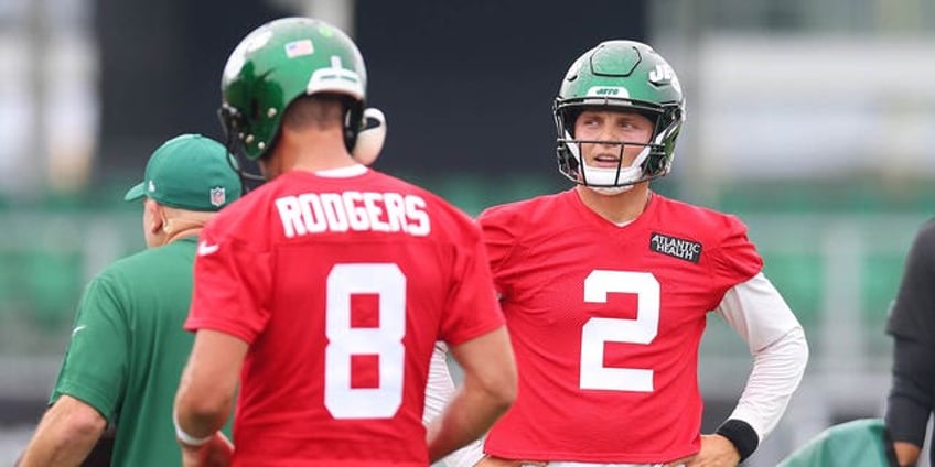 jets aaron rodgers offers advice to zach wilson look at this as a chance to reset