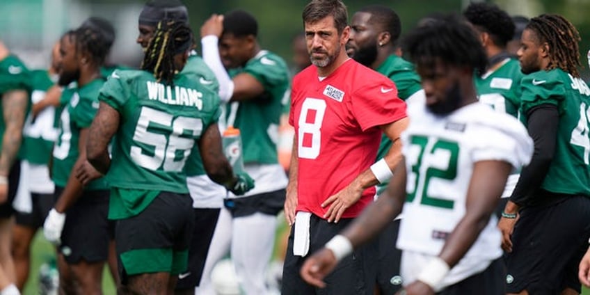 jets aaron rodgers offers advice to zach wilson look at this as a chance to reset