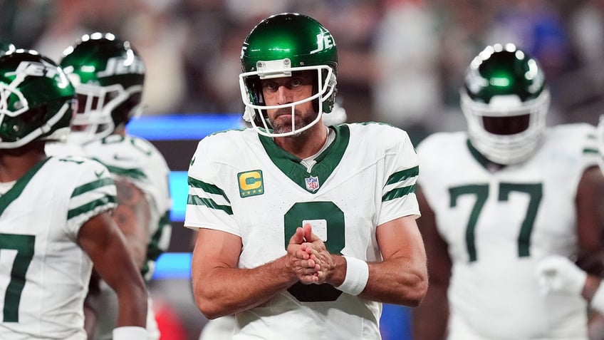 jets aaron rodgers remains focused on getting healthy no timeline on a possible nfl return