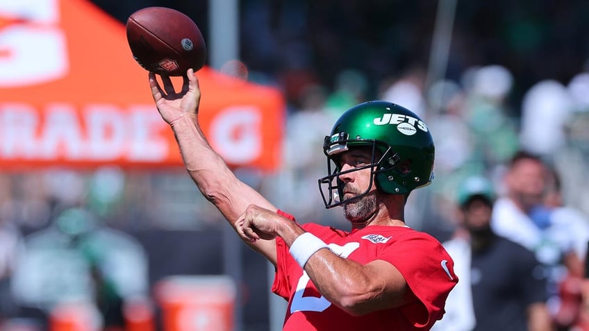 jets aaron rodgers remains focused on getting healthy no timeline on a possible nfl return