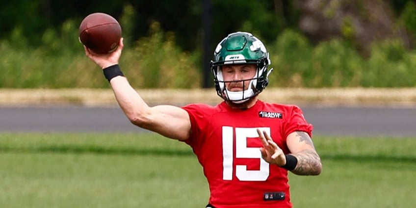 jets chris streveler faces playful jab from girlfriend over hard knocks appearance