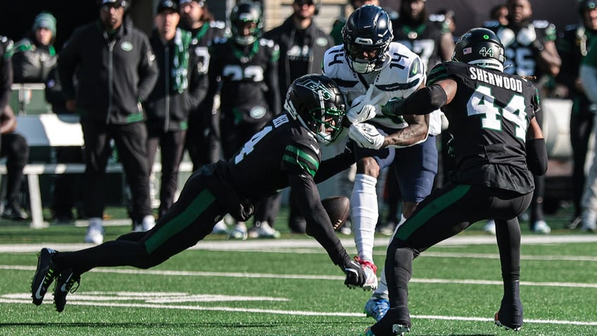 DJ Reed tackles DK Metcalf